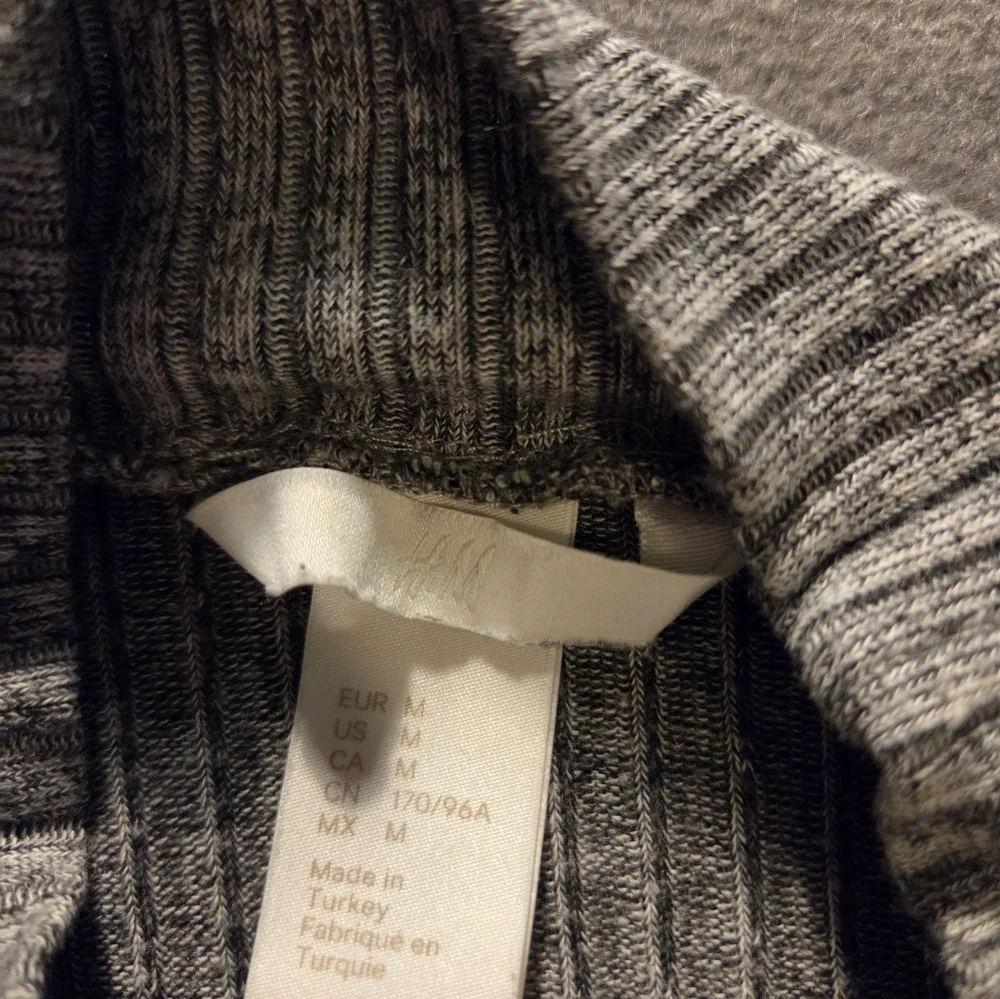 H&M Gray Ribbed Turtle Neck - Picture 3 of 3
